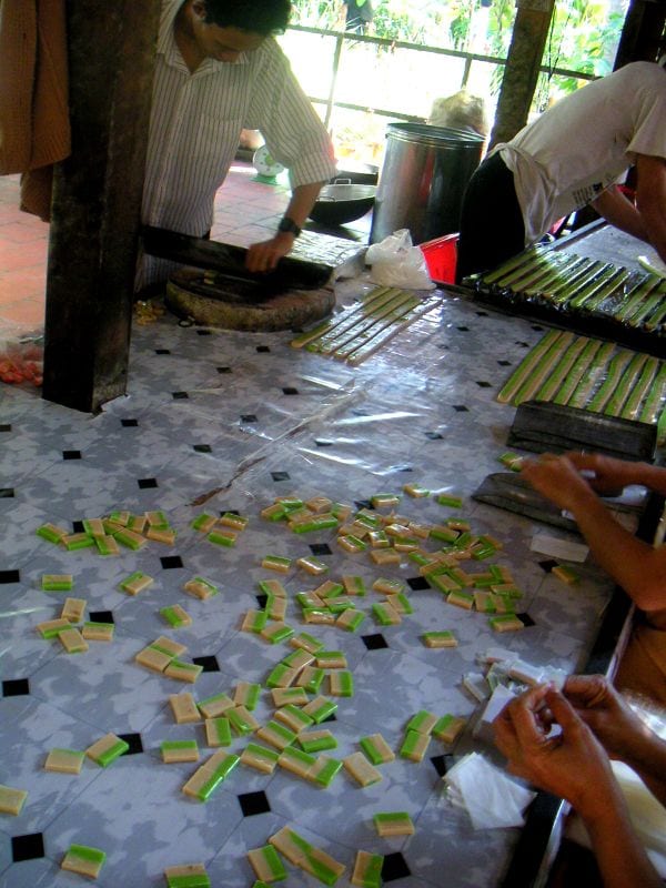 Làng Nghề Kẹo Dừa Phường 7
